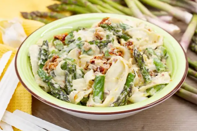 Szparagi na obiad: Jak je przygotować, by zachwyciły smakiem?