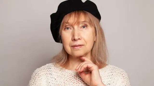 Jakie czapki dla starszych pań? 5 modnych i praktycznych stylów