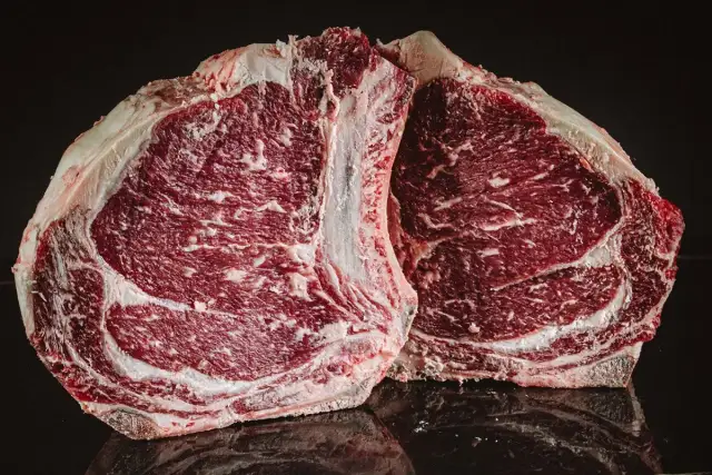 Dwa soczyste steki z wołowiny kobe, z widocznym marmurkowaniem, gotowe do grillowania.