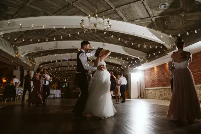 Jak tańczyć w długiej sukni i uniknąć nieprzyjemnych sytuacji na parkiecie