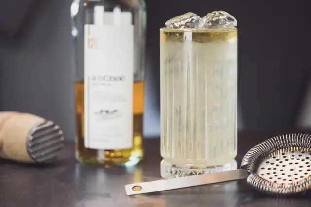 Ile kalorii ma gin z tonikiem? Poznaj prawdę o popularnym drinku