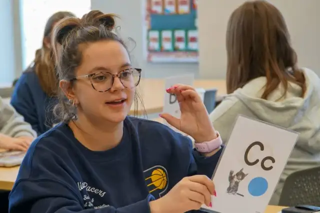 Nauczyciel nauczania początkowego czy edukacji wczesnoszkolnej – kluczowe różnice i wybór