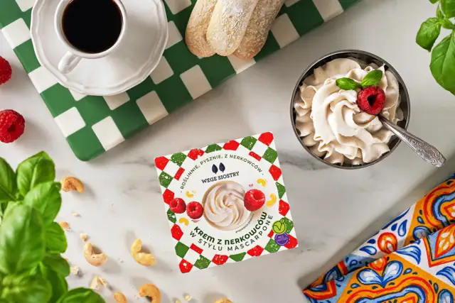 Opakowanie wegańskiego kremu z nerkowców w stylu mascarpone z malinami i orzechami.
