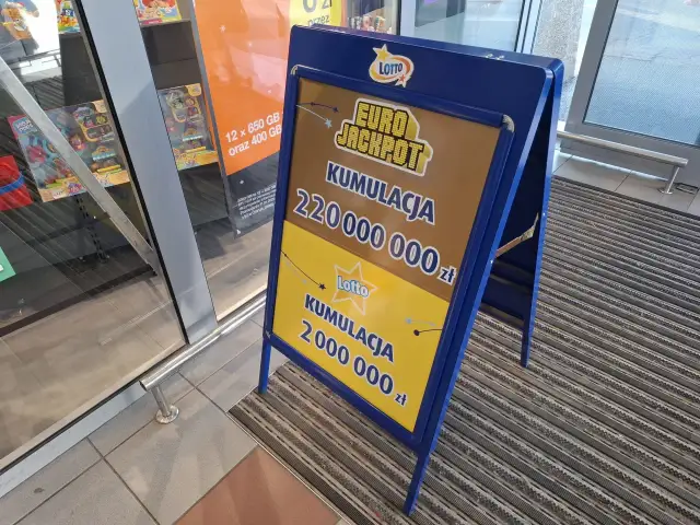 Niebieska tablica Lotto z informacją o kumulacji w Eurojackpot: 220 000 000 zł i 2 000 000 zł.