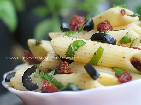 Prosty przepis na makaron penne z suszonymi pomidorami – smaczny obiad w 30 minut
