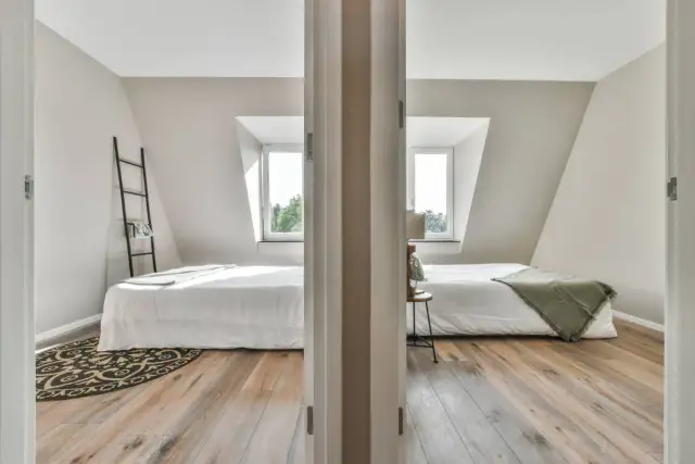 Jak podzielić pokój z dwoma oknami i zyskać więcej przestrzeni?