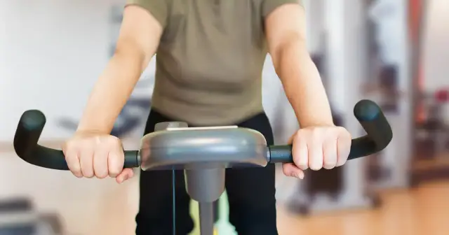 Ile kalorii spala CrossFit? Ekspert radzi, jak schudnąć