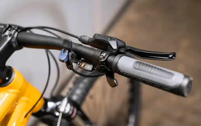 Manetka przerzutek rowerowych z widocznym biegiem 3. Zastanawiasz się, ile kosztuje wymiana przerzutek w rowerze?