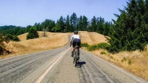 Ile kilometrów dziennie na rowerze? Poznaj realne dystanse dla każdego poziomu.