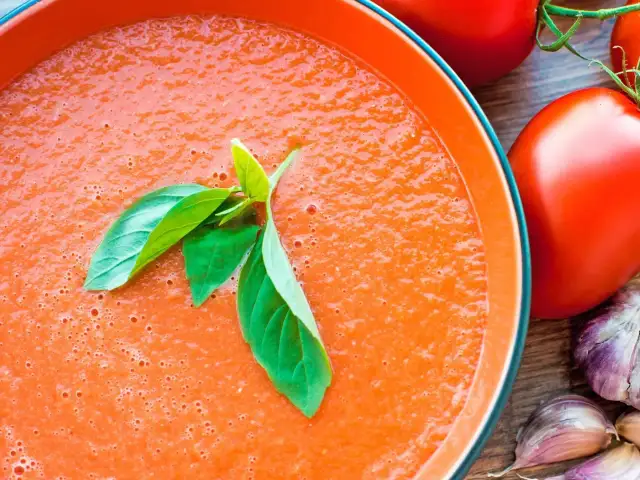 Czy pies może jeść zupę pomidorową? Uważaj na szkodliwe składniki