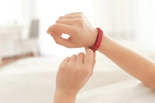 Czerwona bransoletka: na której ręce ją nosić i co oznacza?