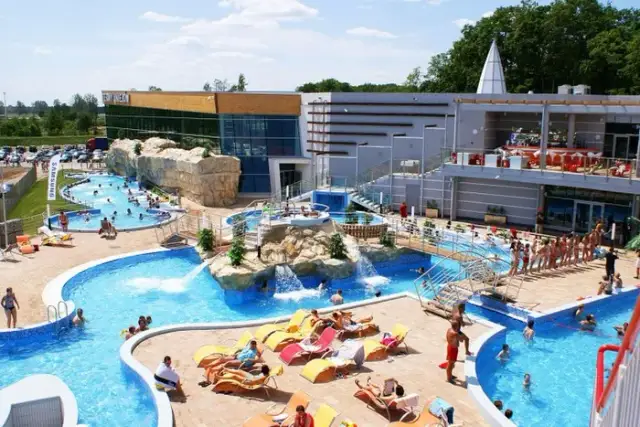 Termy Uniejów czy Suntago: Porównanie najlepszych aquaparków