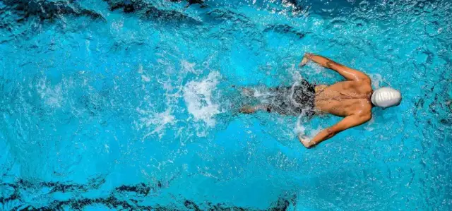 Jak samemu nauczyć się pływać: skuteczne techniki i porady bezpieczeństwa