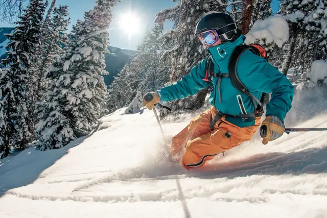 Najlepsze bluzy na narty męskie – komfort, ciepło i styl na stoku