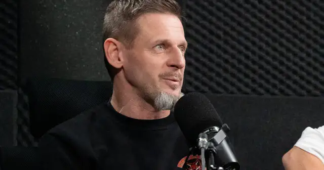 Michał Wójcik z kabaretu Ani Mru-Mru w studiu, przed mikrofonem.