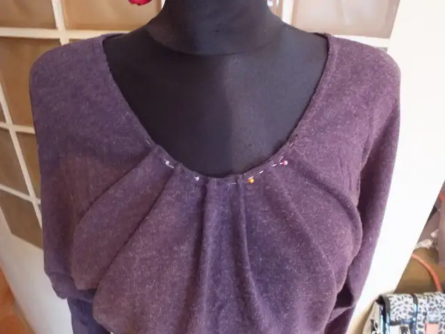 Jak zmniejszyć dekolt w bluzce – proste sposoby na elegancki wygląd