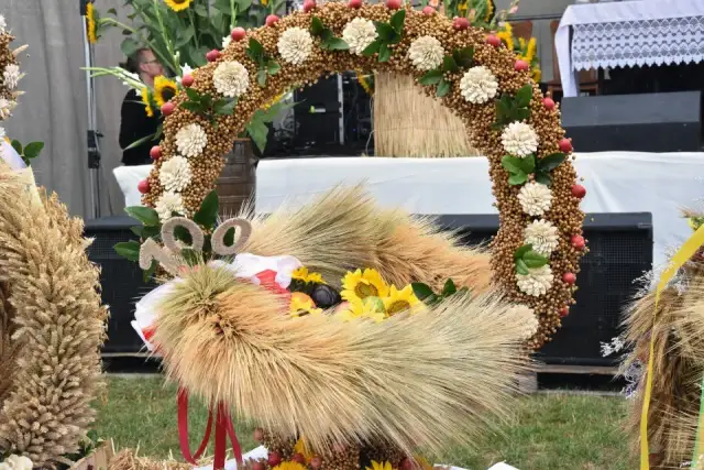 Ozdoby: jak zrobić kwiaty do wieńca dożynkowego krok po kroku