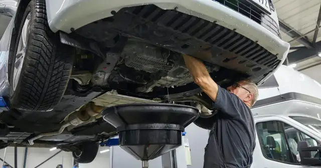 Kiedy wymiana oleju w nowym samochodzie, aby uniknąć kosztownych napraw?