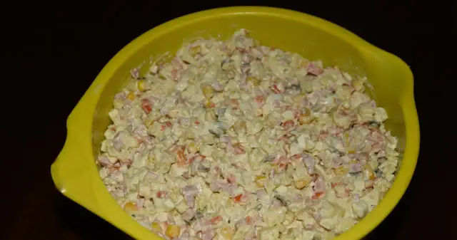 Jakie ogórki do sałatki jarzynowej, by uniknąć mdłego smaku?