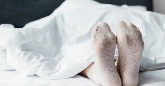 Czy spanie w skarpetkach jest zdrowe? Odkryj zaskakujące korzyści