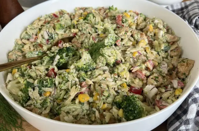 Pyszna sałatka z makaronem orzo, brokułami, kukurydzą i kawałkami kurczaka, polana kremowym sosem. Idealna na letnie dni.