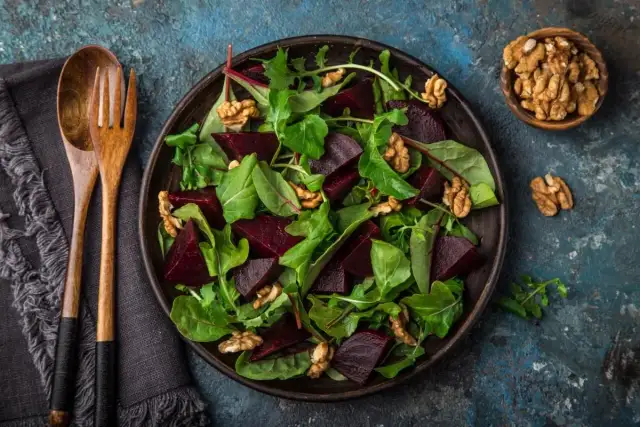 Sekret sałatki: Pieczone czy gotowane buraki? Rozwiej dylemat!
