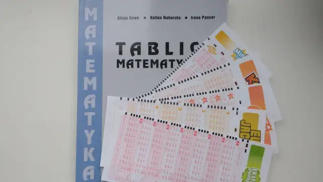 Matematyka i losowanie liczb, by wygrać ekstra pensję.