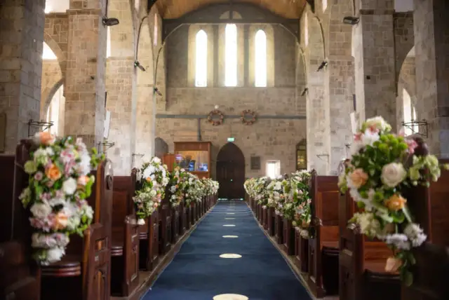 Dekoracja kościoła na ślub: koszty, trendy i jak oszczędzić