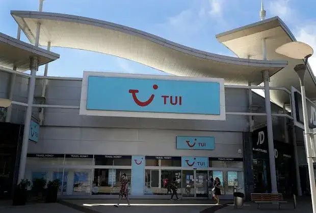 Kto jest właścicielem biura podróży TUI i jakie ma powiązania?