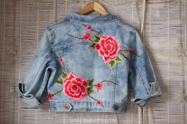 Kurtka jeansowa DIY: Odmień ją! Malowanie, naszywki, postarzanie