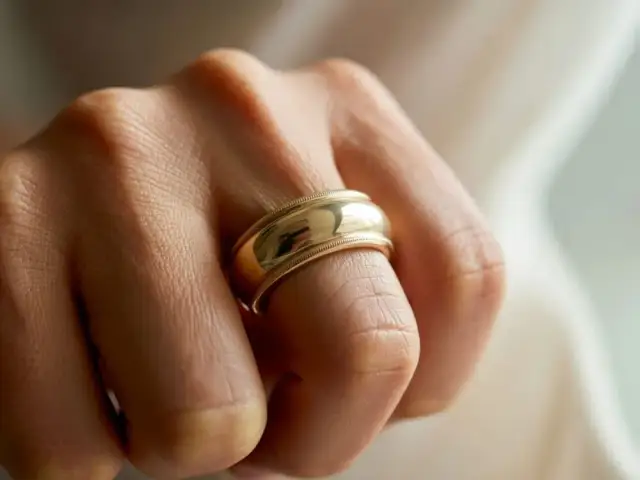 Szerokie złote pierścionki: przewodnik, trendy i wybór idealnej obrączki