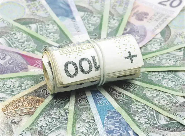 Zwijana paczka banknotów 100 zł na tle innych polskich banknotów. Ilustruje, jakim gwarancjom podlegają ubezpieczeniowe fundusze kapitałowe.