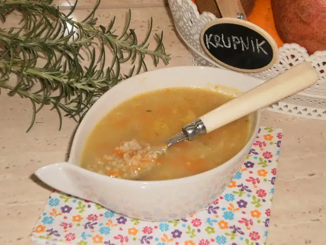 Co ugotować na kościach ze schabu: pyszne przepisy na zupy, które zachwycą