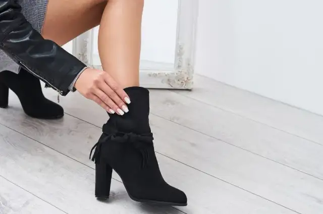 Stylizacje z butami z frędzlami, które zmienią Twój look na lepsze