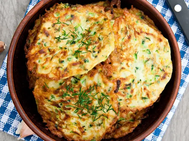 Jak zrobić idealne placki ziemniaczane z cukinią – prosty przepis i porady