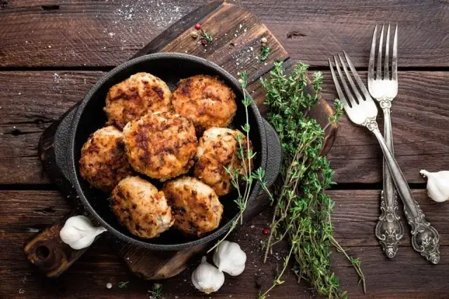 Ile kalorii ma kotlet mielony z indyka? Wartość odżywcza i zdrowsze opcje