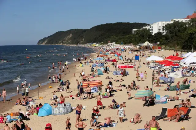 Noclegi nad morzem 2026: Ile naprawdę kosztują? Jak zaoszczędzić?