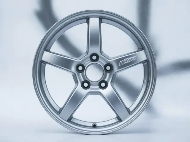 Ile waży felga aluminiowa 16 cali? Waga, wpływ i wybór