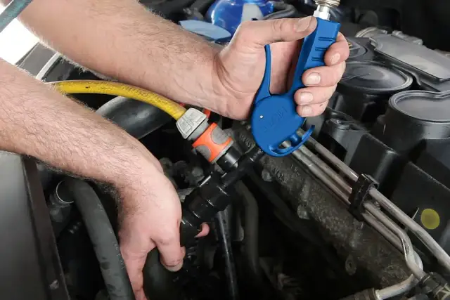 Jak wyczyścić chłodnicę z owadów i uniknąć przegrzania silnika