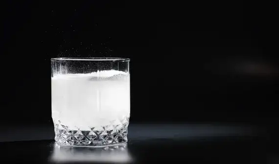 Jak skutecznie walczyć z kacem po whisky – sprawdzone sposoby