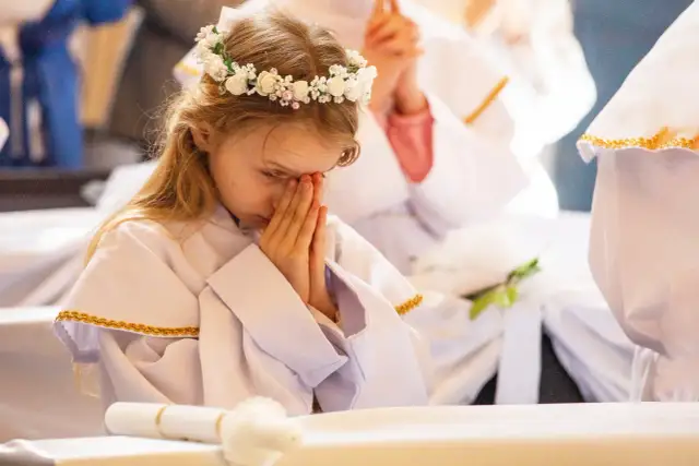 Ile trwa Komunia Święta? Przewodnik po harmonogramie dnia