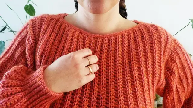 Jaką włóczkę na sweter na szydełku wybrać, by uniknąć błędów?