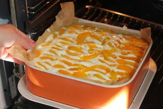 Jak długo piec sernik z brzoskwiniami, by uniknąć zakalca?