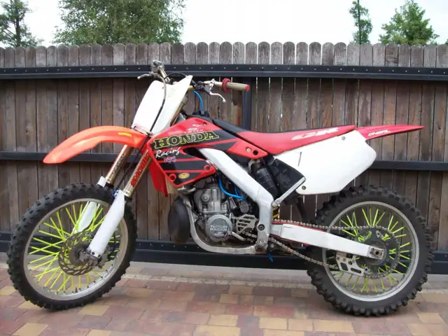 Honda CR 250 ile ma koni? Odkryj moc i osiągi różnych modeli