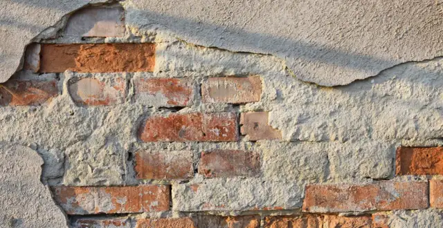 Czym uzupełnić ubytki w tynku cementowo-wapiennym, aby uniknąć problemów?