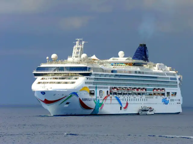 Dlaczego statki stoją na morzu? Odkryj przyczyny ich postoju