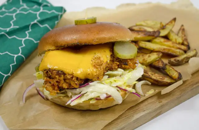 Odgrzej burgera w piekarniku: soczysty kotlet, chrupiąca bułka