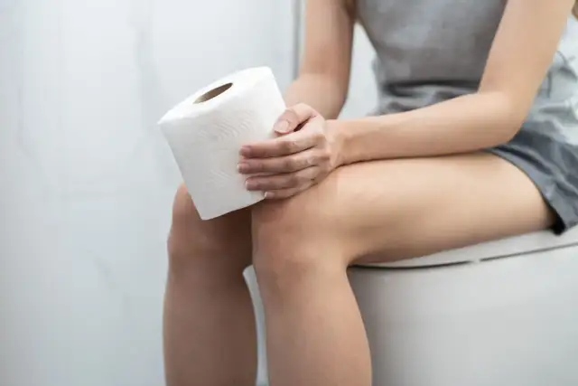 Śmierdzący mocz: Czy to dieta, czy sygnał choroby? Sprawdź!