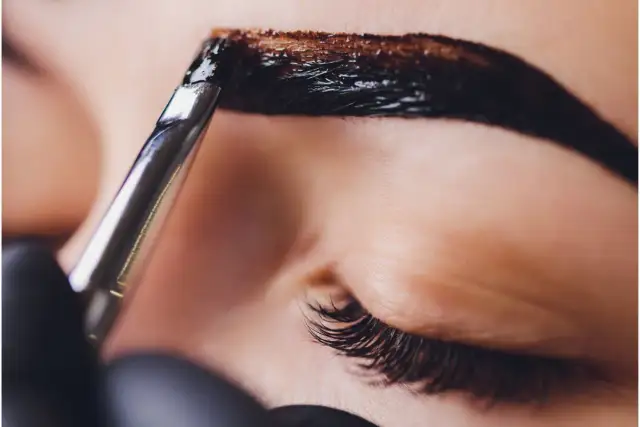 Jaka henna do brwi? Wybierz idealny typ i kolor dla siebie!