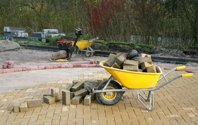 Jaką taczkę na budowę wybrać, by uniknąć problemów z transportem?